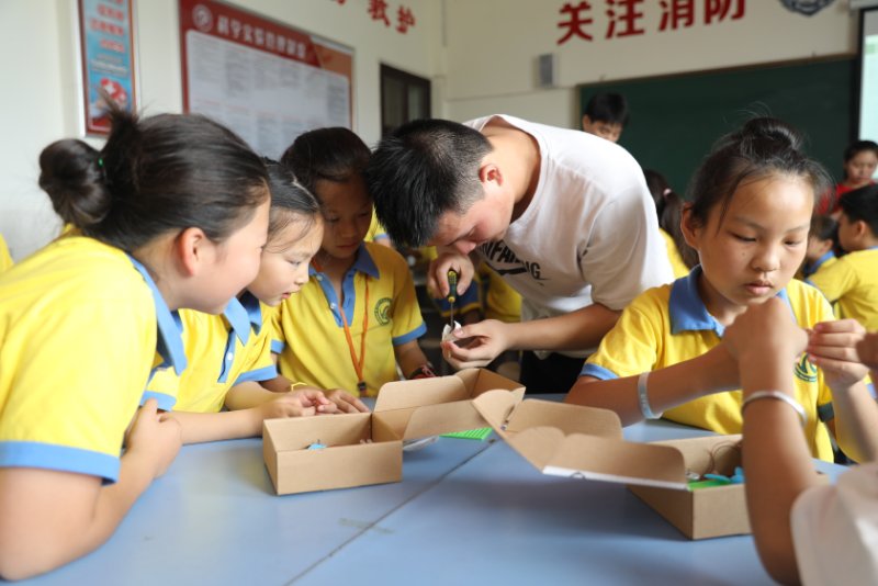 湖南信息职业技术学院师生开展青少年主题科普活动