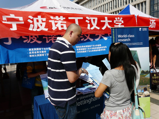 老师在耐心为同学讲解