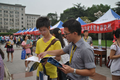 老师为同学耐心讲解