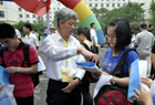 老师为同学讲解招生信息