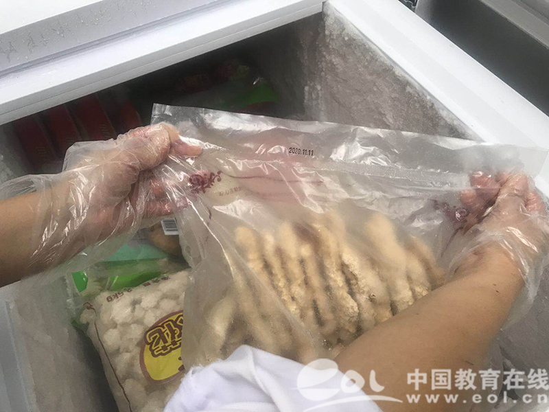 带好口罩和手套仔细检查冷链食品.JPG